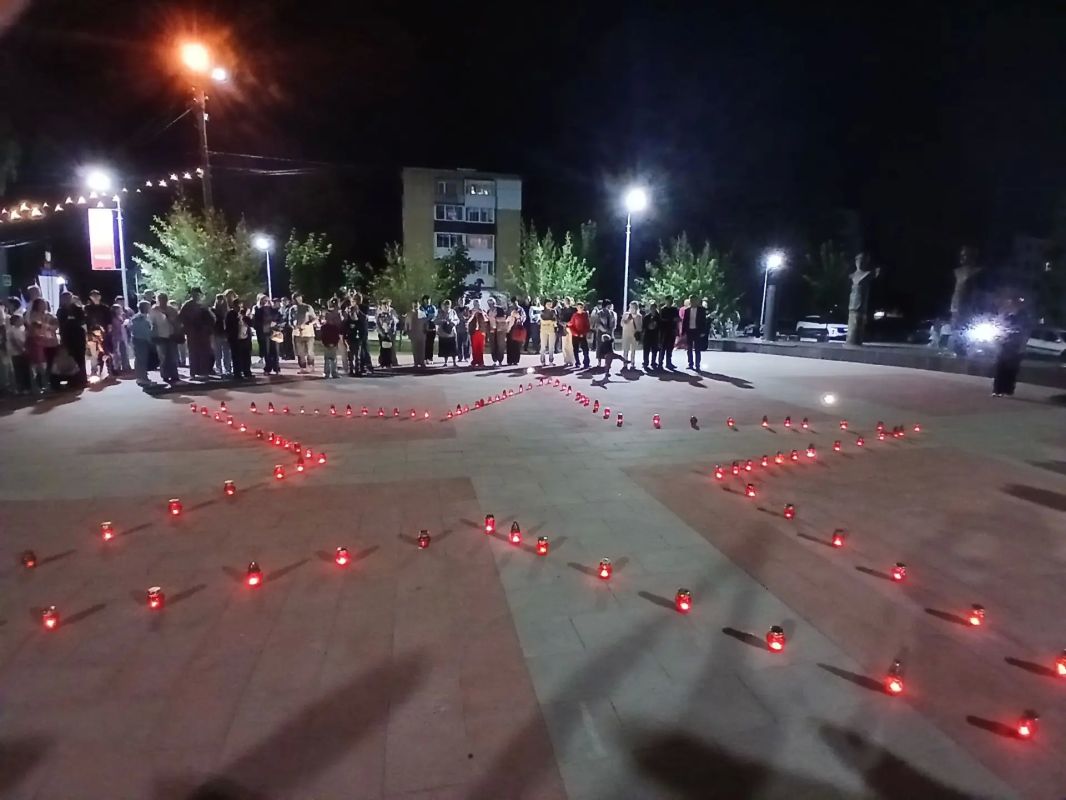 Торжества ко Дню города и 83-й годовщине освобождения Карачева завершились акцией «Зажги свечу» Торжества ко Дню города и 83-й годовщине освобождения Карачева завершились акцией «Зажги свечу»