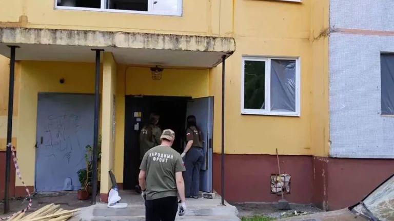 Добровольцы «БАРСБрянск» помогают жителям дома, который пострадал от теракта ВСУ Добровольцы «БАРСБрянск» помогают жителям дома, который пострадал от теракта ВСУ