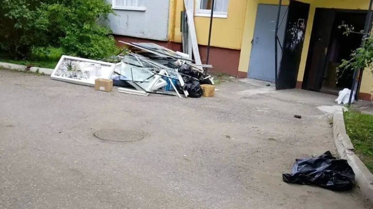 Добровольцы «БАРСБрянск» помогают жителям дома, который пострадал от теракта ВСУ Добровольцы «БАРСБрянск» помогают жителям дома, который пострадал от теракта ВСУ