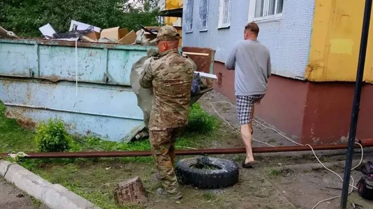 Добровольцы «БАРСБрянск» помогают жителям дома, который пострадал от теракта ВСУ Добровольцы «БАРСБрянск» помогают жителям дома, который пострадал от теракта ВСУ