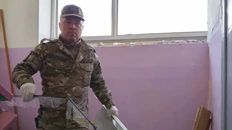 Добровольцы «БАРСБрянск» помогают жителям дома, который пострадал от теракта ВСУ