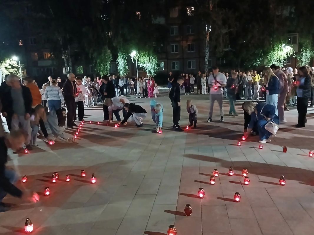 Торжества ко Дню города и 83-й годовщине освобождения Карачева завершились акцией «Зажги свечу» Торжества ко Дню города и 83-й годовщине освобождения Карачева завершились акцией «Зажги свечу»