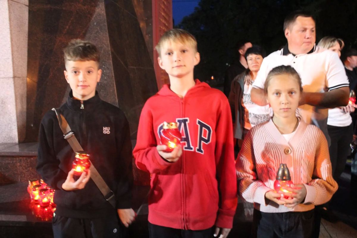 Торжества ко Дню города и 83-й годовщине освобождения Карачева завершились акцией «Зажги свечу» Торжества ко Дню города и 83-й годовщине освобождения Карачева завершились акцией «Зажги свечу»