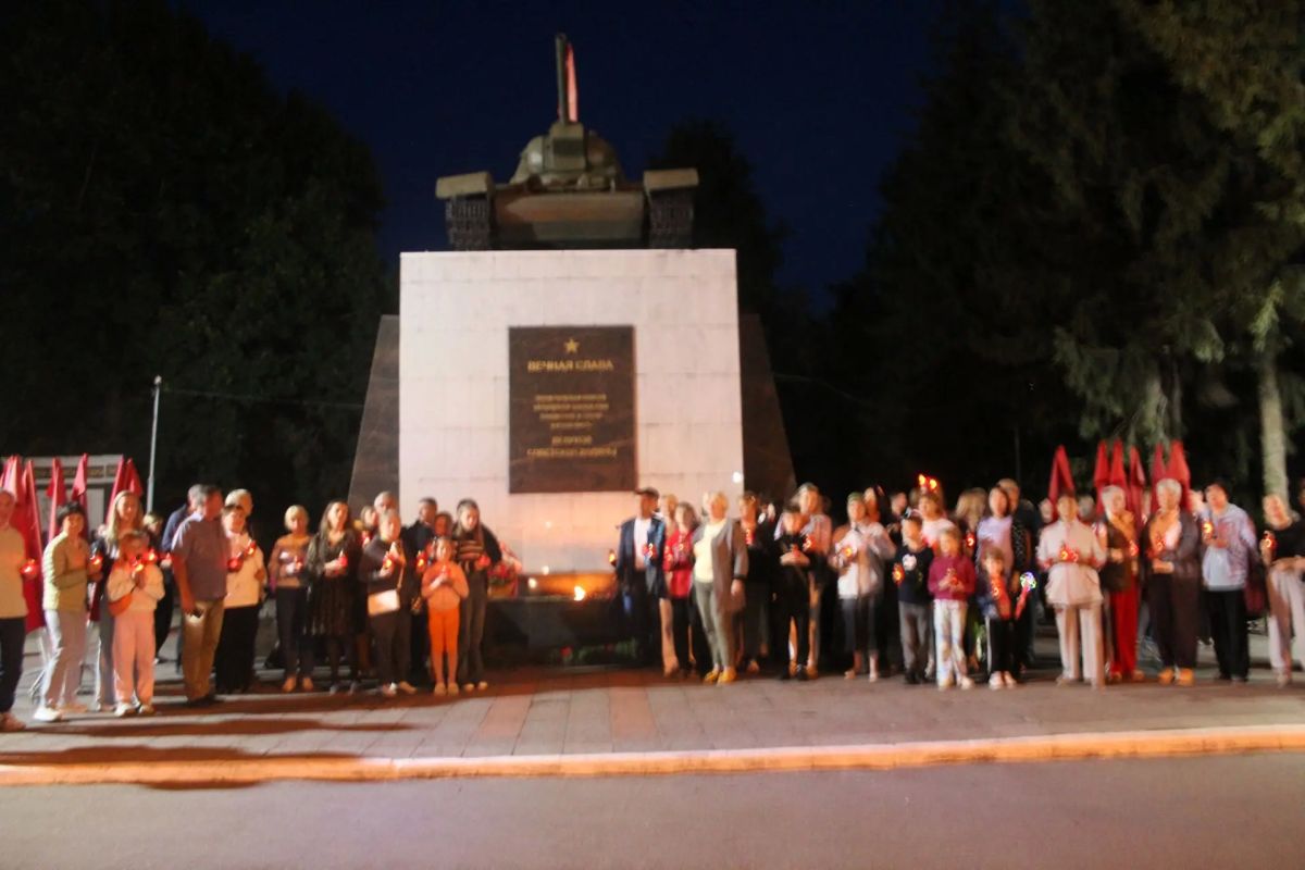 Торжества ко Дню города и 83-й годовщине освобождения Карачева завершились акцией «Зажги свечу» Торжества ко Дню города и 83-й годовщине освобождения Карачева завершились акцией «Зажги свечу»