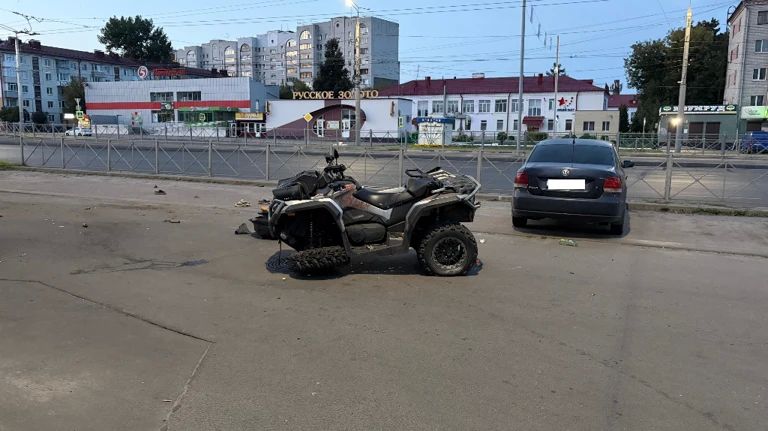 Парень на квадроцикле чуть не убил двух приятелей