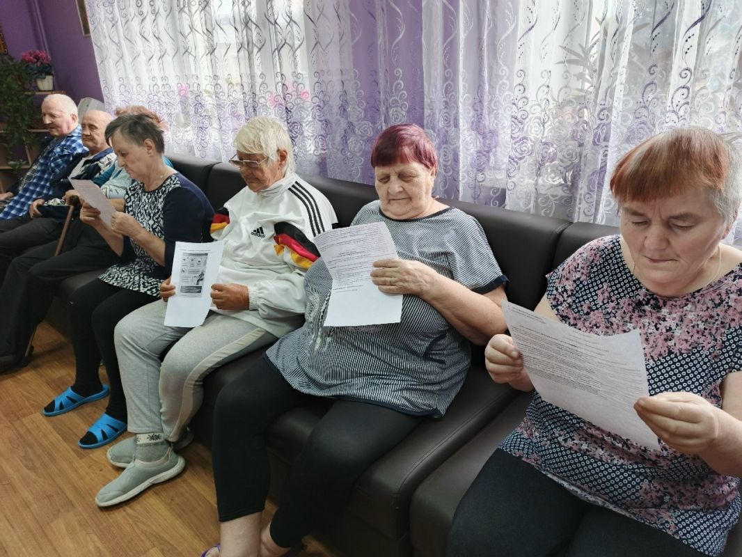В ГБСУ "Дом социального обслуживания Погарского района" прошла полезная лекция: медсестра собрала подопечных в уютной гостиной и провела лекцию о гипертонии В ГБСУ "Дом социального обслуживания Погарского района" прошла полезная лекция: медсестра собрала подопечных в уютной гостиной и провела лекцию о гипертонии