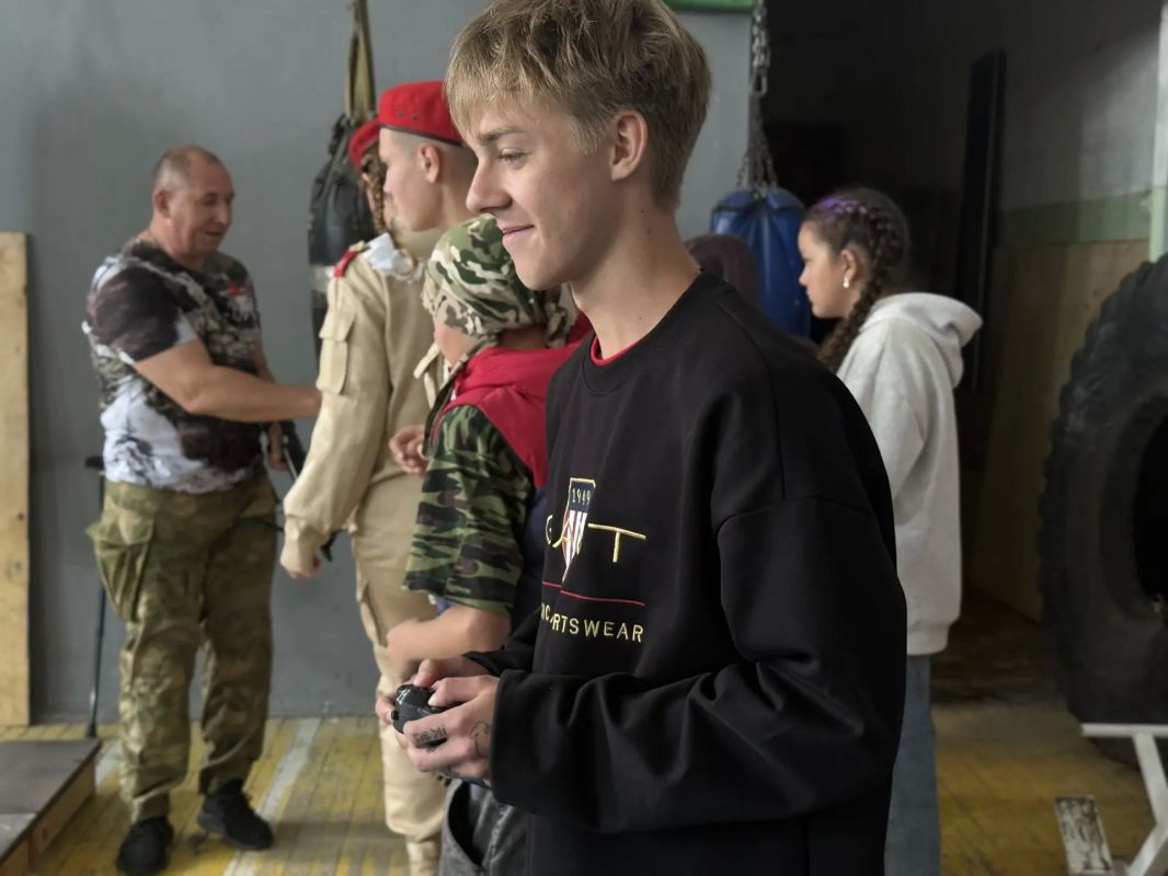 20 августа, в преддверии одного из главных государственных праздников – Дня Государственного флага Российской Федерации, для отдыхающих Детского оздоровительного комплекса «Лесной» была организована насыщенная и... 20 августа, в преддверии одного из главных государственных праздников – Дня Государственного флага Российской Федерации, для отдыхающих Детского оздоровительного комплекса «Лесной» была организована насыщенная и...