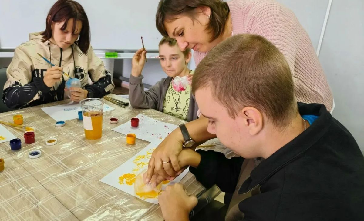 Волшебство творчества. В отделении реабилитации и абилитации инвалидов комплексного центра Навлинского района сегодня царила атмосфера настоящего творчества и радости Волшебство творчества. В отделении реабилитации и абилитации инвалидов комплексного центра Навлинского района сегодня царила атмосфера настоящего творчества и радости