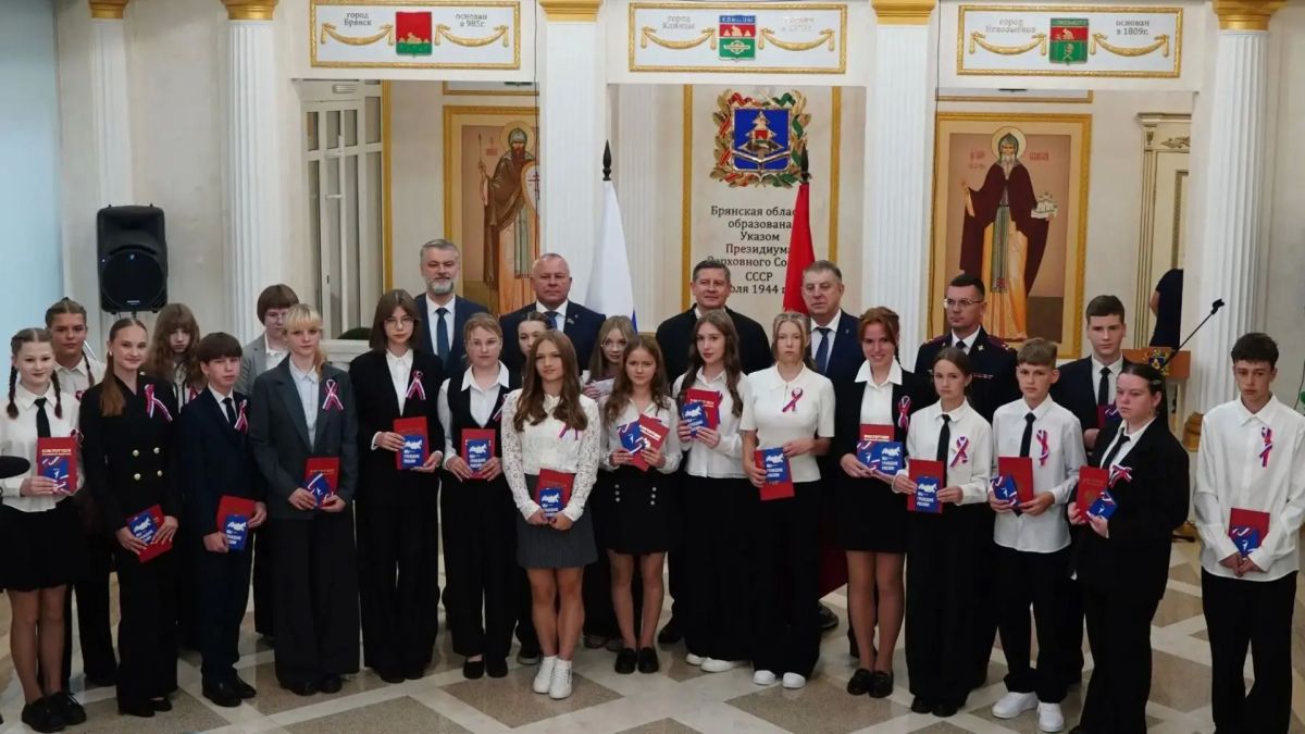 Егор Ковальчук вручил паспорта 14-летним брянцам в преддверии Дня флага