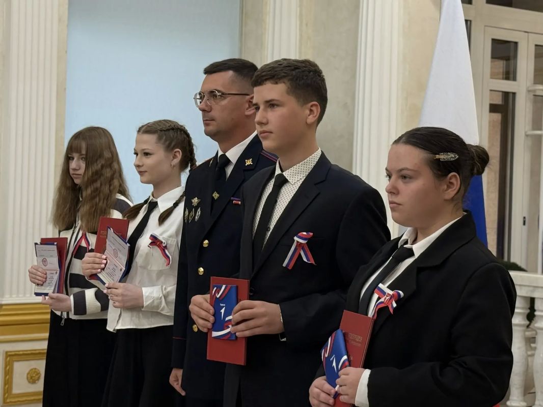 21 августа в преддверии Дня Государственного флага Российской Федерации, в фойе Хрустального зала Правительства Брянской области, состоялась торжественная церемония вручения паспортов ребятам, достигшим 14 лет, в рамках... 21 августа в преддверии Дня Государственного флага Российской Федерации, в фойе Хрустального зала Правительства Брянской области, состоялась торжественная церемония вручения паспортов ребятам, достигшим 14 лет, в рамках...