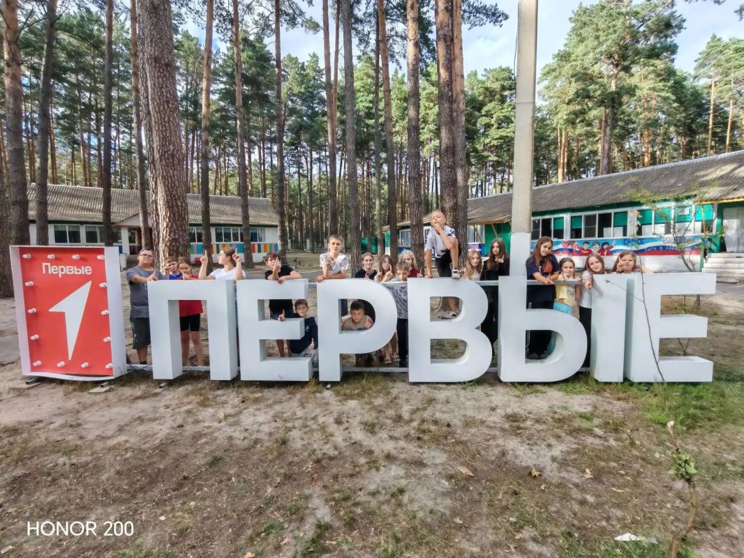 Знакомство с деятельностью Русского географического общества и молодёжных клубов Общества открывает перед школьниками новые возможности: они узнают о конкурсах, географических диктантах и других проектах, в которых могут... Знакомство с деятельностью Русского географического общества и молодёжных клубов Общества открывает перед школьниками новые возможности: они узнают о конкурсах, географических диктантах и других проектах, в которых могут...