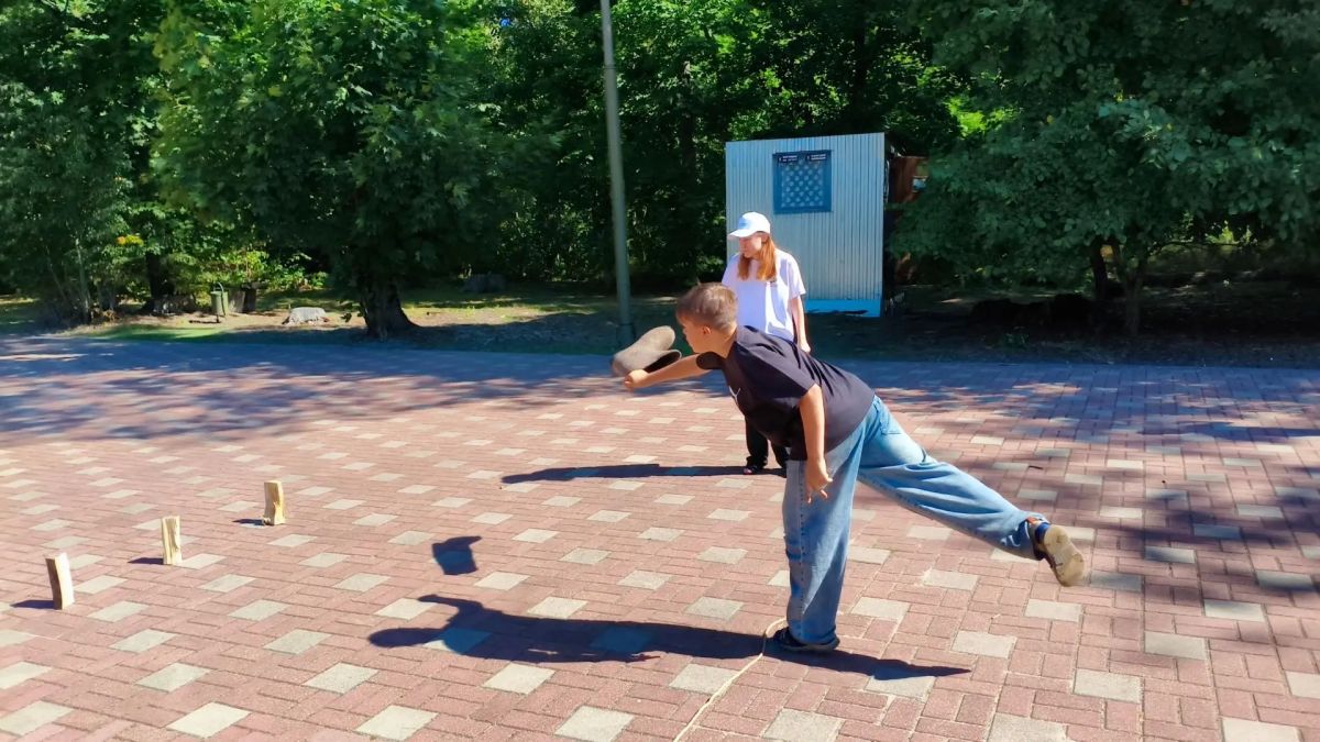 В преддверии Дня Государственного флага Российской Федерации живописные просторы Мемориального комплекса «Партизанская поляна» наполнились звонкими детскими голосами В преддверии Дня Государственного флага Российской Федерации живописные просторы Мемориального комплекса «Партизанская поляна» наполнились звонкими детскими голосами