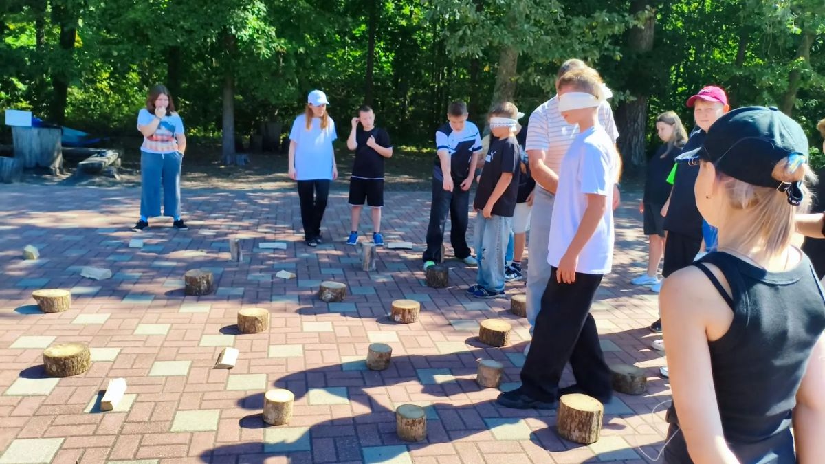 В преддверии Дня Государственного флага Российской Федерации живописные просторы Мемориального комплекса «Партизанская поляна» наполнились звонкими детскими голосами В преддверии Дня Государственного флага Российской Федерации живописные просторы Мемориального комплекса «Партизанская поляна» наполнились звонкими детскими голосами