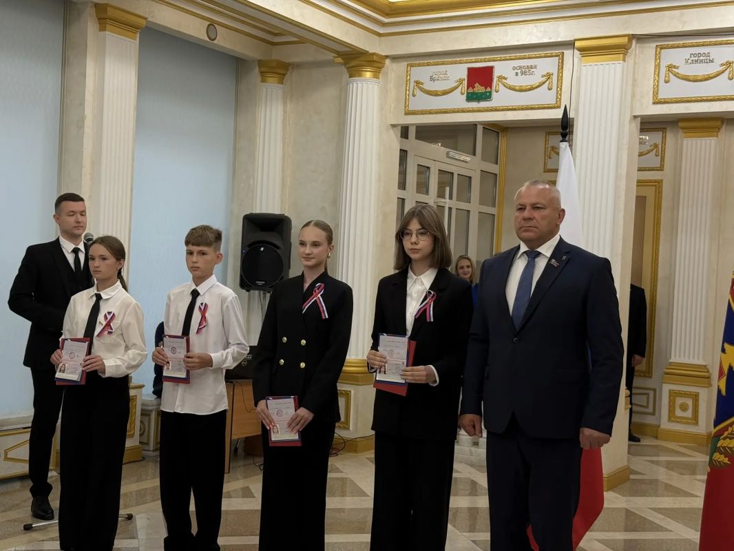 21 августа в преддверии Дня Государственного флага Российской Федерации, в фойе Хрустального зала Правительства Брянской области, состоялась торжественная церемония вручения паспортов ребятам, достигшим 14 лет, в рамках... 21 августа в преддверии Дня Государственного флага Российской Федерации, в фойе Хрустального зала Правительства Брянской области, состоялась торжественная церемония вручения паспортов ребятам, достигшим 14 лет, в рамках...