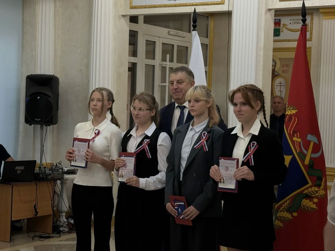 21 августа в преддверии Дня Государственного флага Российской Федерации, в фойе Хрустального зала Правительства Брянской области, состоялась торжественная церемония вручения паспортов ребятам, достигшим 14 лет, в рамках... 21 августа в преддверии Дня Государственного флага Российской Федерации, в фойе Хрустального зала Правительства Брянской области, состоялась торжественная церемония вручения паспортов ребятам, достигшим 14 лет, в рамках...