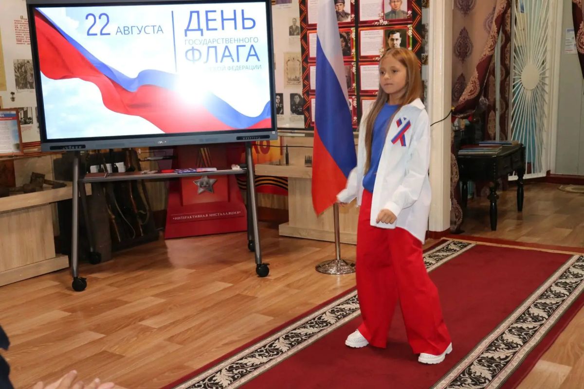 В преддверии Дня Государственного флага России в Стародубском краеведческом музее прошло вручение юным гражданам нашего государства главного документа в их мжизни - паспорта гражданина Российской Федерации!!! В преддверии Дня Государственного флага России в Стародубском краеведческом музее прошло вручение юным гражданам нашего государства главного документа в их мжизни - паспорта гражданина Российской Федерации!!!