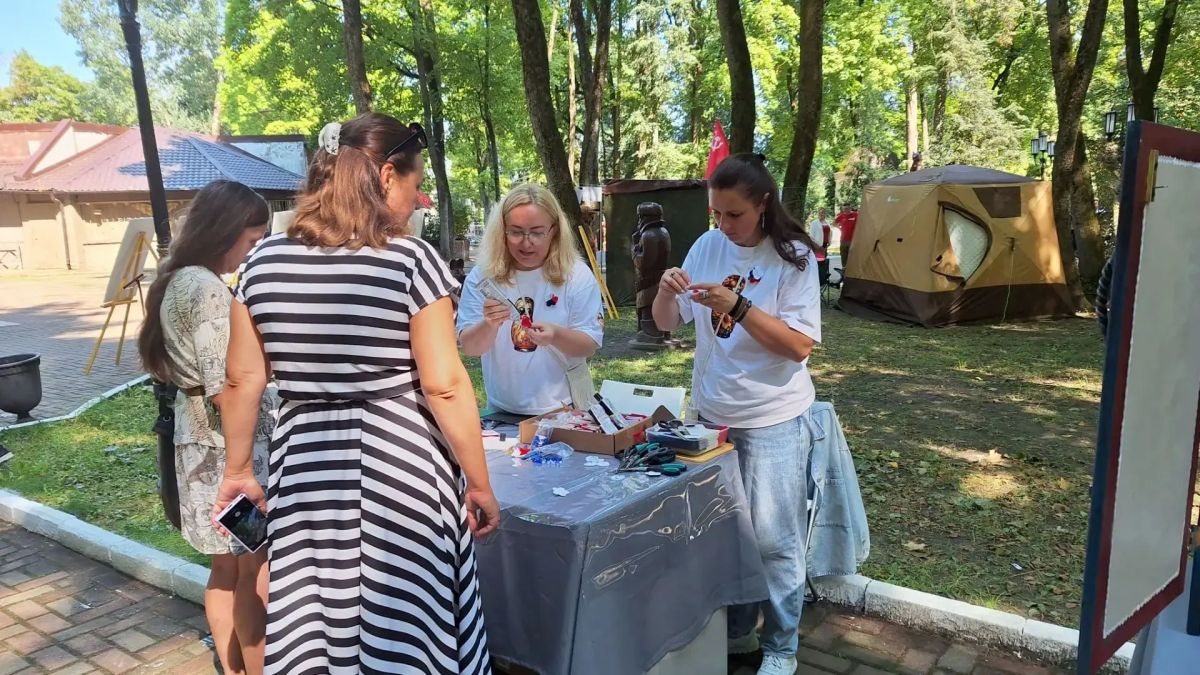 22 августа в парке-музее имени А.К. Толстого в рамках мероприятий, приуроченных ко Дню Государственного флага Российской Федерации, Брянский государственный краеведческий музей представил мастер-класс по созданию... 22 августа в парке-музее имени А.К. Толстого в рамках мероприятий, приуроченных ко Дню Государственного флага Российской Федерации, Брянский государственный краеведческий музей представил мастер-класс по созданию...