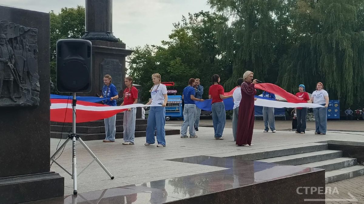 В Брянске на площади Воинской славы в День государственного флага России состоялась торжественная церемония поднятия триколора