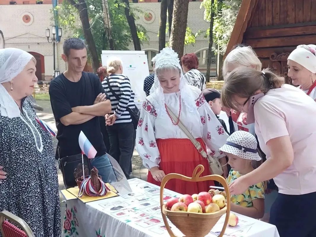 22 августа в День Государственного флага России в парке-музее имени А.К. Толстого состоялся фестиваль «В единстве народов - сила России» 22 августа в День Государственного флага России в парке-музее имени А.К. Толстого состоялся фестиваль «В единстве народов - сила России»