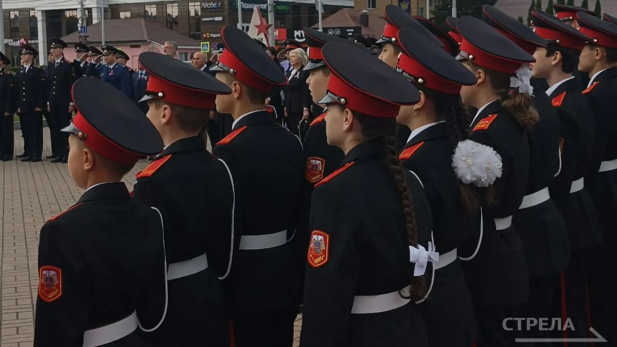 В Брянске на площади Воинской славы в День государственного флага России состоялась торжественная церемония поднятия триколора В Брянске на площади Воинской славы в День государственного флага России состоялась торжественная церемония поднятия триколора