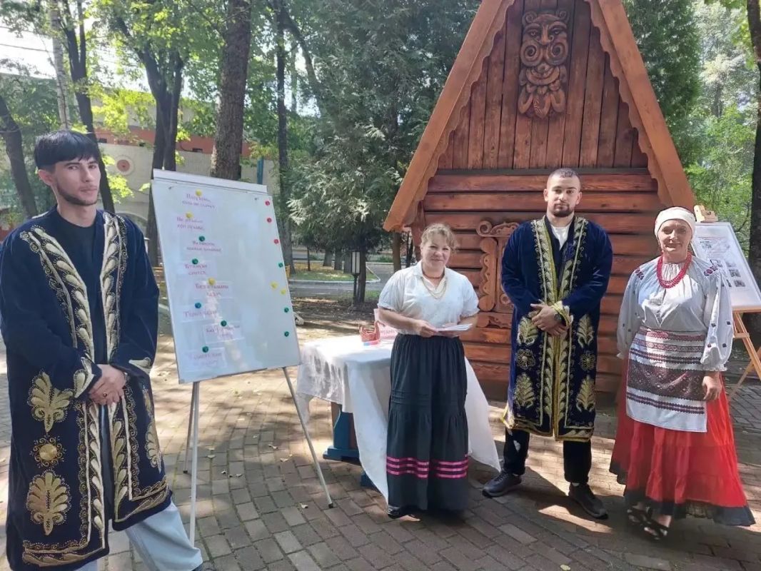 22 августа в День Государственного флага России в парке-музее имени А.К. Толстого состоялся фестиваль «В единстве народов - сила России» 22 августа в День Государственного флага России в парке-музее имени А.К. Толстого состоялся фестиваль «В единстве народов - сила России»