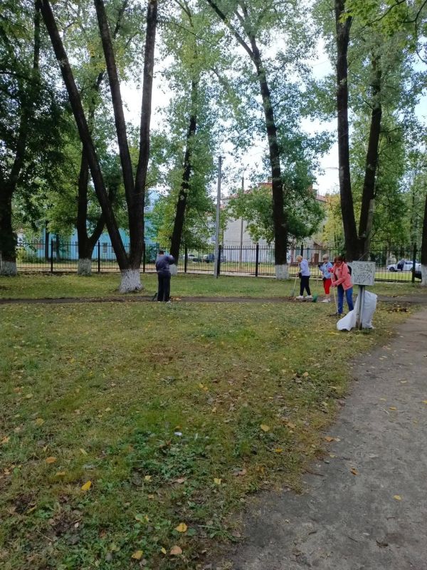 Сотрудники департамента образования и науки приняли участие в общегородском субботнике в Сквере Металлургов Сотрудники департамента образования и науки приняли участие в общегородском субботнике в Сквере Металлургов