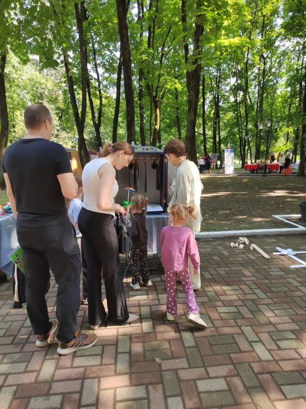 22 августа в парке-музее имени А.К. Толстого в рамках мероприятий, приуроченных ко Дню Государственного флага Российской Федерации, Брянский государственный краеведческий музей представил мастер-класс по созданию... 22 августа в парке-музее имени А.К. Толстого в рамках мероприятий, приуроченных ко Дню Государственного флага Российской Федерации, Брянский государственный краеведческий музей представил мастер-класс по созданию...