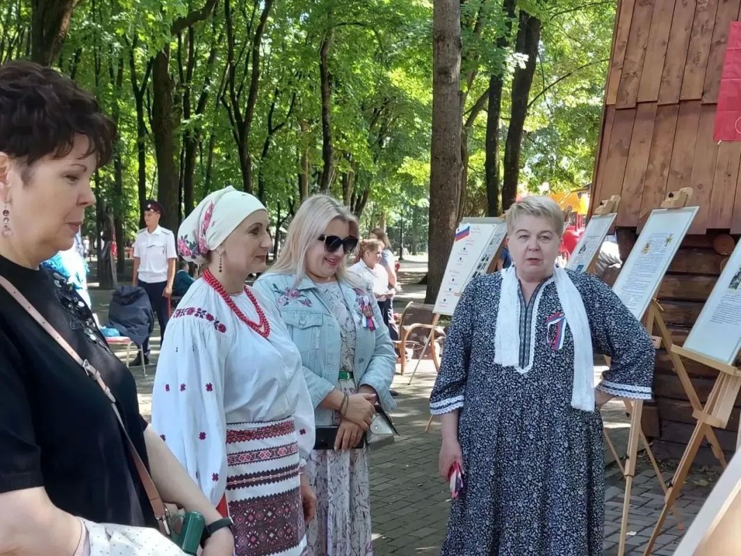 22 августа в День Государственного флага России в парке-музее имени А.К. Толстого состоялся фестиваль «В единстве народов - сила России» 22 августа в День Государственного флага России в парке-музее имени А.К. Толстого состоялся фестиваль «В единстве народов - сила России»