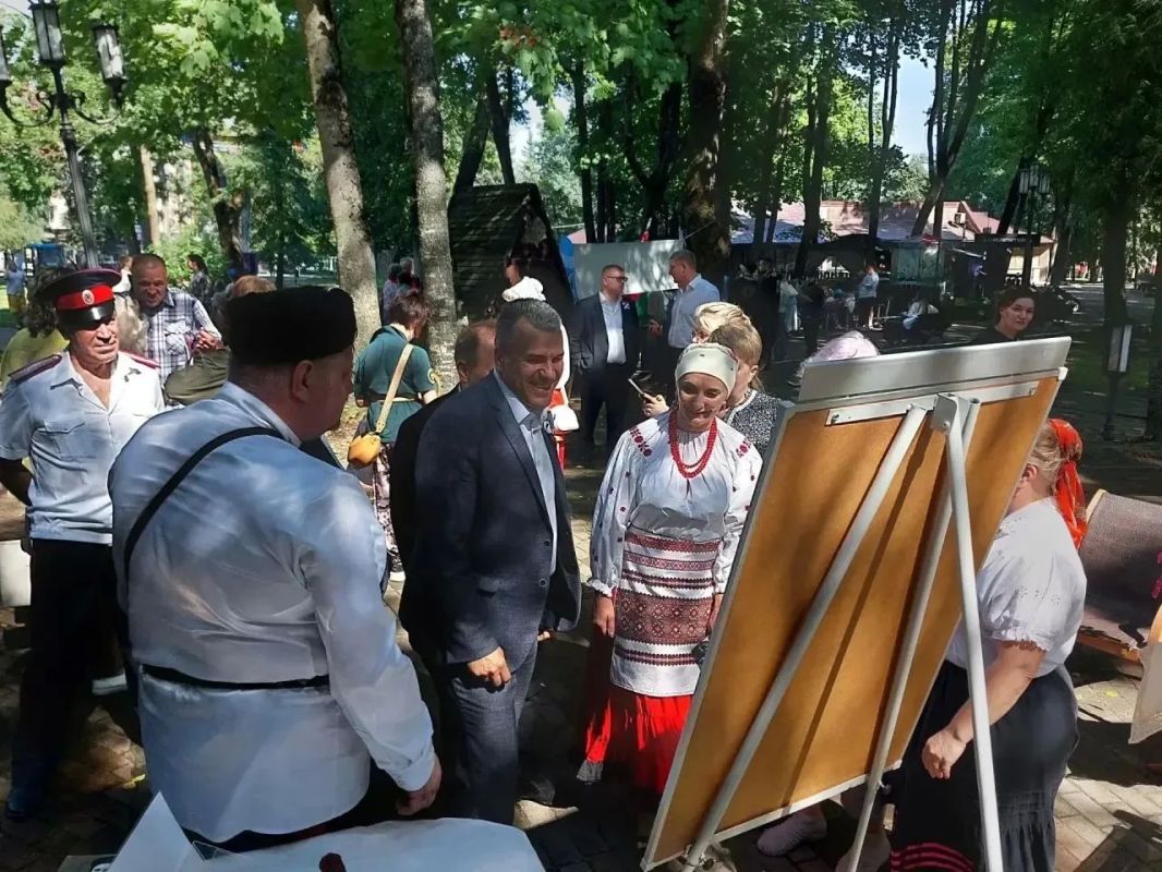 22 августа в День Государственного флага России в парке-музее имени А.К. Толстого состоялся фестиваль «В единстве народов - сила России» 22 августа в День Государственного флага России в парке-музее имени А.К. Толстого состоялся фестиваль «В единстве народов - сила России»