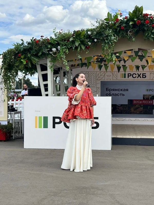 Солистка Брянской областной филармонии выступила на Фестивале «Вкусы России» Солистка Брянской областной филармонии выступила на Фестивале «Вкусы России»