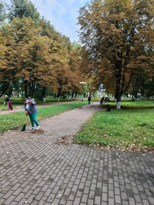 Сотрудники департамента образования и науки приняли участие в общегородском субботнике в Сквере Металлургов Сотрудники департамента образования и науки приняли участие в общегородском субботнике в Сквере Металлургов