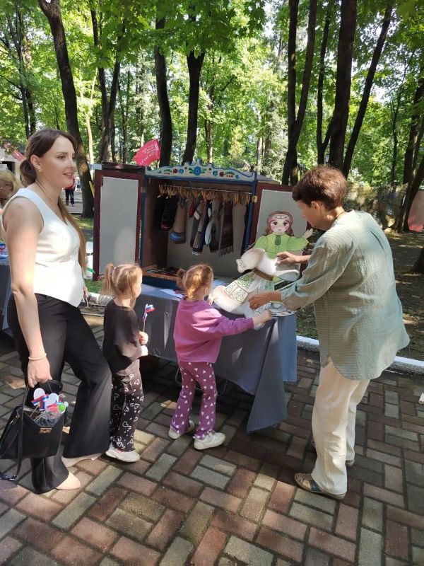 22 августа в парке-музее имени А.К. Толстого в рамках мероприятий, приуроченных ко Дню Государственного флага Российской Федерации, Брянский государственный краеведческий музей представил мастер-класс по созданию... 22 августа в парке-музее имени А.К. Толстого в рамках мероприятий, приуроченных ко Дню Государственного флага Российской Федерации, Брянский государственный краеведческий музей представил мастер-класс по созданию...