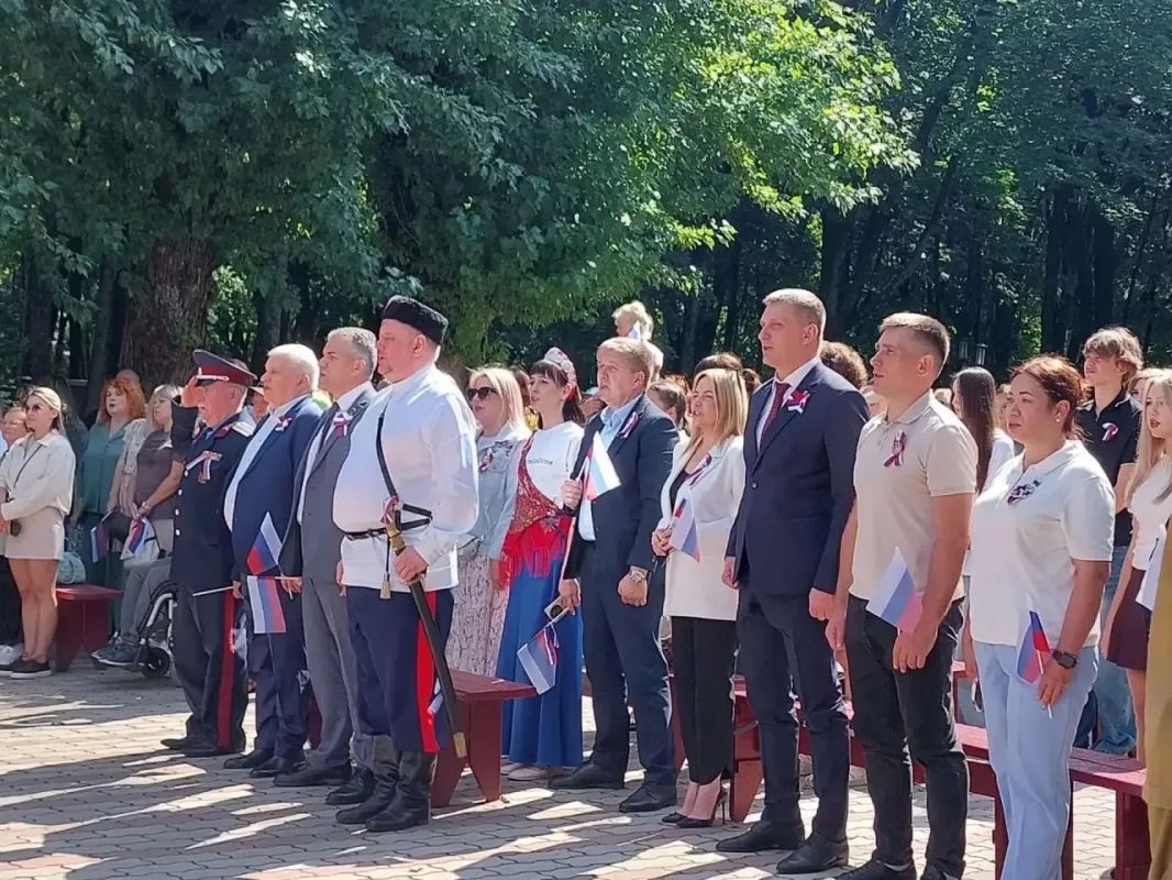 22 августа в День Государственного флага России в парке-музее имени А.К. Толстого состоялся фестиваль «В единстве народов - сила России» 22 августа в День Государственного флага России в парке-музее имени А.К. Толстого состоялся фестиваль «В единстве народов - сила России»