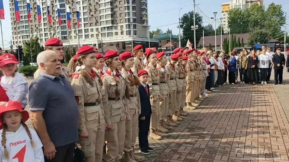 В Брянске на площади Воинской славы в День государственного флага России состоялась торжественная церемония поднятия триколора В Брянске на площади Воинской славы в День государственного флага России состоялась торжественная церемония поднятия триколора