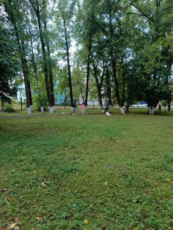 Сотрудники департамента образования и науки приняли участие в общегородском субботнике в Сквере Металлургов Сотрудники департамента образования и науки приняли участие в общегородском субботнике в Сквере Металлургов