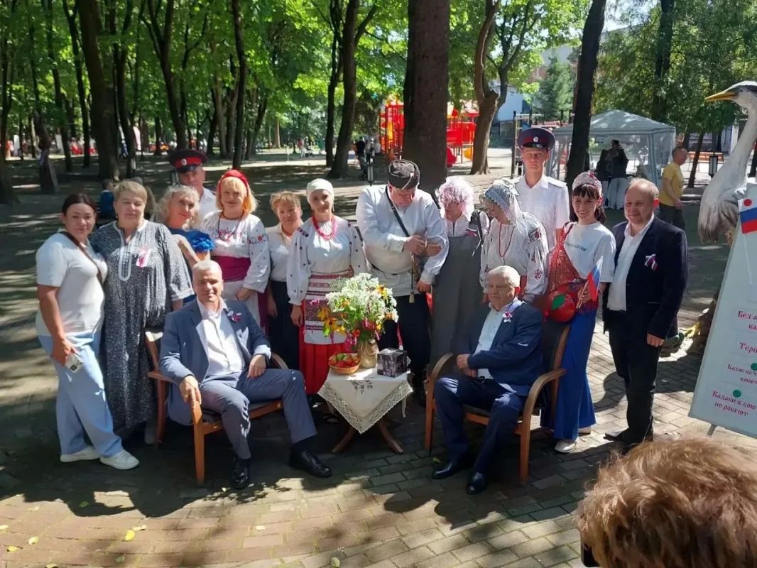 22 августа в День Государственного флага России в парке-музее имени А.К. Толстого состоялся фестиваль «В единстве народов - сила России» 22 августа в День Государственного флага России в парке-музее имени А.К. Толстого состоялся фестиваль «В единстве народов - сила России»