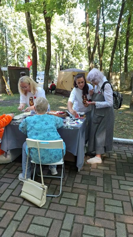 22 августа в парке-музее имени А.К. Толстого в рамках мероприятий, приуроченных ко Дню Государственного флага Российской Федерации, Брянский государственный краеведческий музей представил мастер-класс по созданию... 22 августа в парке-музее имени А.К. Толстого в рамках мероприятий, приуроченных ко Дню Государственного флага Российской Федерации, Брянский государственный краеведческий музей представил мастер-класс по созданию...