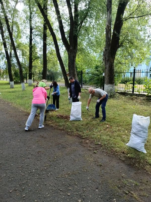 Сотрудники департамента образования и науки приняли участие в общегородском субботнике в Сквере Металлургов Сотрудники департамента образования и науки приняли участие в общегородском субботнике в Сквере Металлургов