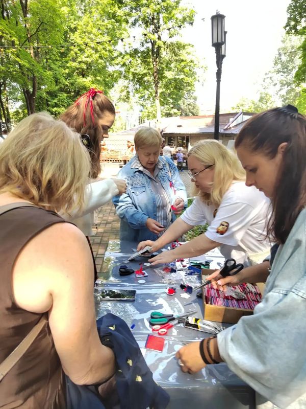 22 августа в парке-музее имени А.К. Толстого в рамках мероприятий, приуроченных ко Дню Государственного флага Российской Федерации, Брянский государственный краеведческий музей представил мастер-класс по созданию... 22 августа в парке-музее имени А.К. Толстого в рамках мероприятий, приуроченных ко Дню Государственного флага Российской Федерации, Брянский государственный краеведческий музей представил мастер-класс по созданию...