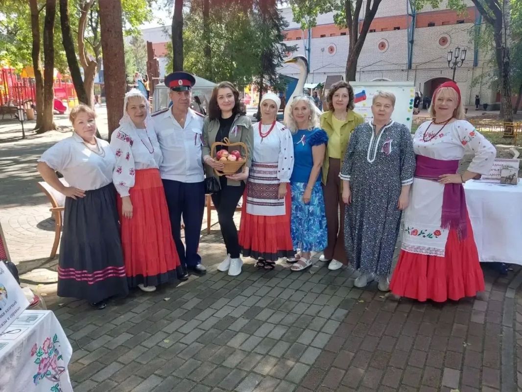 22 августа в День Государственного флага России в парке-музее имени А.К. Толстого состоялся фестиваль «В единстве народов - сила России» 22 августа в День Государственного флага России в парке-музее имени А.К. Толстого состоялся фестиваль «В единстве народов - сила России»