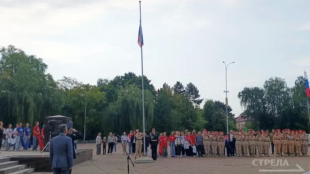 В Брянске на площади Воинской славы в День государственного флага России состоялась торжественная церемония поднятия триколора В Брянске на площади Воинской славы в День государственного флага России состоялась торжественная церемония поднятия триколора