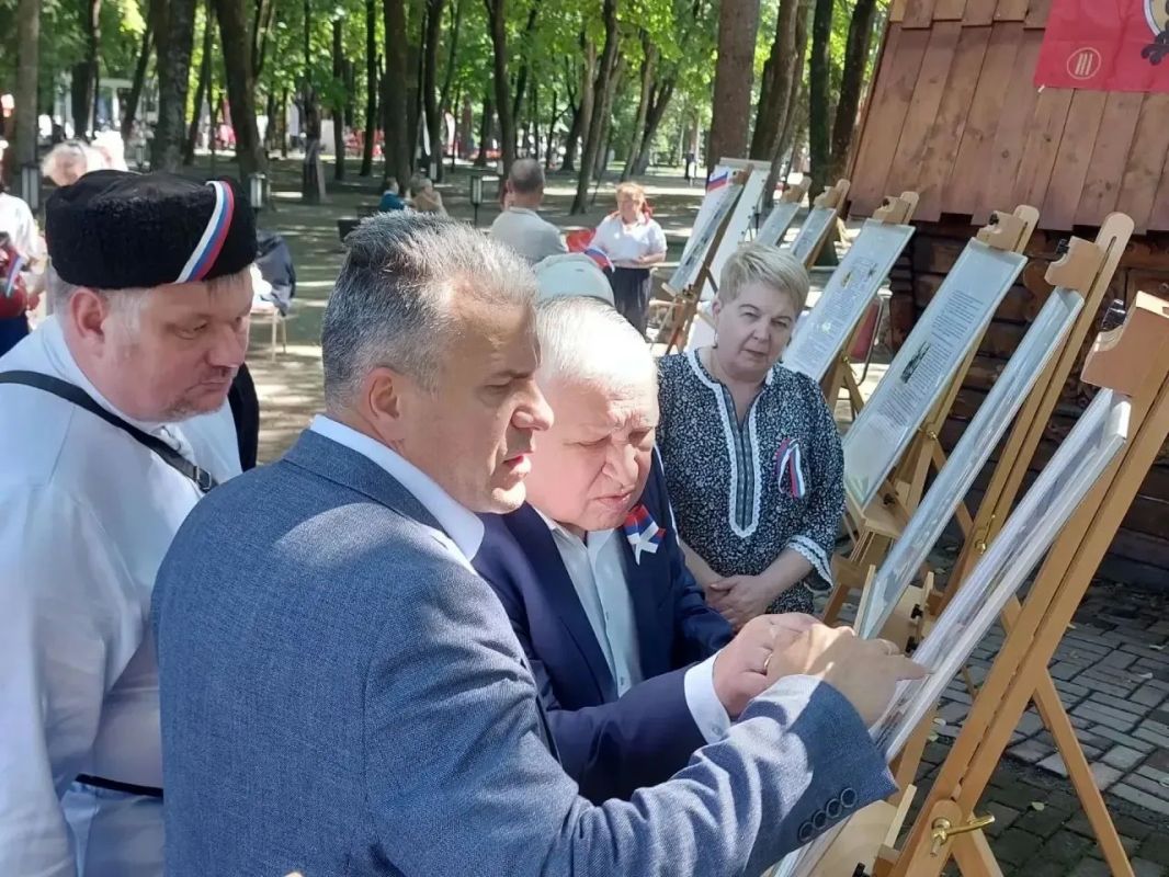 22 августа в День Государственного флага России в парке-музее имени А.К. Толстого состоялся фестиваль «В единстве народов - сила России» 22 августа в День Государственного флага России в парке-музее имени А.К. Толстого состоялся фестиваль «В единстве народов - сила России»