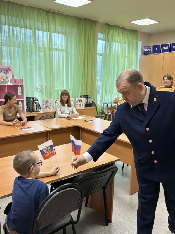 Сотрудники Западного МСУТ СК России посетили социально-реабилитационный центр в День Государственного флага Сотрудники Западного МСУТ СК России посетили социально-реабилитационный центр в День Государственного флага