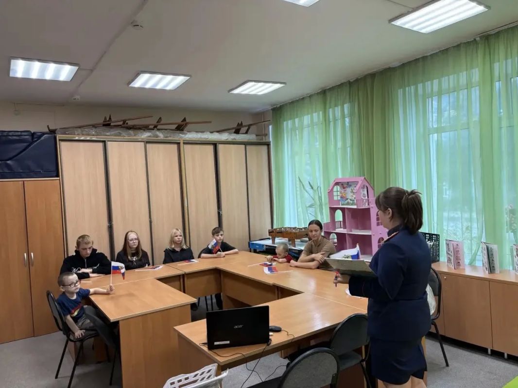 Сотрудники Западного МСУТ СК России посетили социально-реабилитационный центр в День Государственного флага Сотрудники Западного МСУТ СК России посетили социально-реабилитационный центр в День Государственного флага
