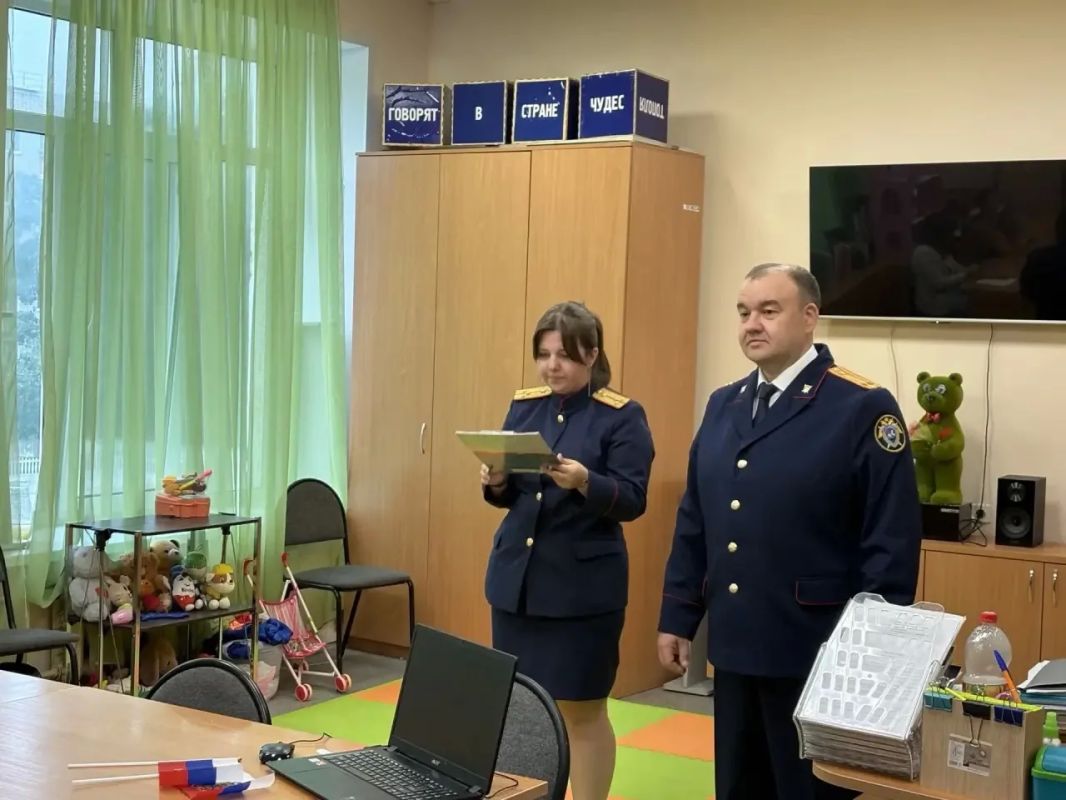 Сотрудники Западного МСУТ СК России посетили социально-реабилитационный центр в День Государственного флага Сотрудники Западного МСУТ СК России посетили социально-реабилитационный центр в День Государственного флага