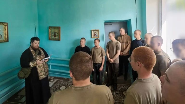 Брянский священник передал бойцам «Севера» масксети, иконы и домашние продукты
