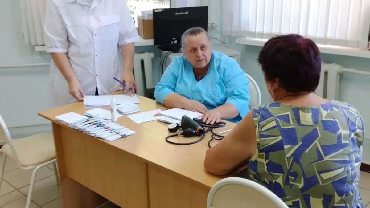 Медики приехали в поселок: жители Каменки проверили здоровье не выезжая из дома
