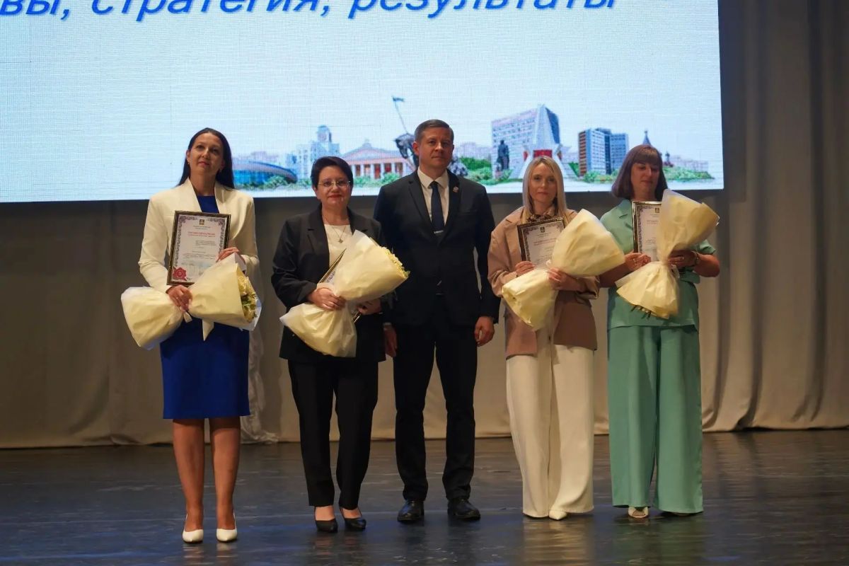 Егор Ковальчук: На 15 % вырастут оклады педагогических работников за счет средств областного бюджета и увеличится базовая гарантируемая часть зарплаты с 1 сентября Егор Ковальчук: На 15 % вырастут оклады педагогических работников за счет средств областного бюджета и увеличится базовая гарантируемая часть зарплаты с 1 сентября