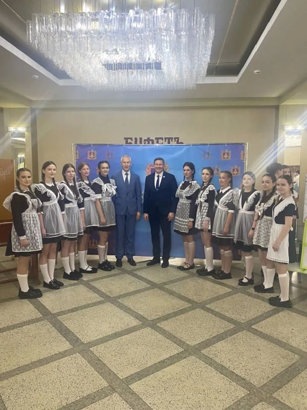 Егор Ковальчук: На 15 % вырастут оклады педагогических работников за счет средств областного бюджета и увеличится базовая гарантируемая часть зарплаты с 1 сентября Егор Ковальчук: На 15 % вырастут оклады педагогических работников за счет средств областного бюджета и увеличится базовая гарантируемая часть зарплаты с 1 сентября