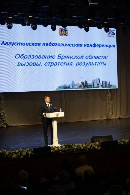 Егор Ковальчук: На 15 % вырастут оклады педагогических работников за счет средств областного бюджета и увеличится базовая гарантируемая часть зарплаты с 1 сентября Егор Ковальчук: На 15 % вырастут оклады педагогических работников за счет средств областного бюджета и увеличится базовая гарантируемая часть зарплаты с 1 сентября